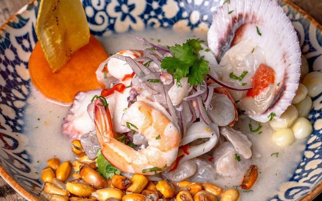 Receta de Ceviche Peruano Clásico: Leche de Tigre y Todo